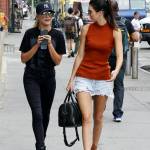 Kendall Jenner a passeggio con l'amica Hailey Baldwin FOTO 7