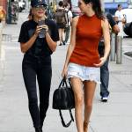 Kendall Jenner a passeggio con l'amica Hailey Baldwin FOTO 8