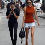 Kendall Jenner a passeggio con l'amica Hailey Baldwin FOTO 22