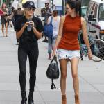 Kendall Jenner a passeggio con l'amica Hailey Baldwin FOTO 23