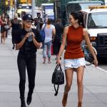 Kendall Jenner a passeggio con l'amica Hailey Baldwin FOTO 30