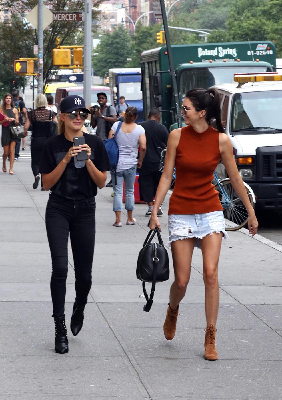 Kendall Jenner a passeggio con l'amica Hailey Baldwin FOTO 30
