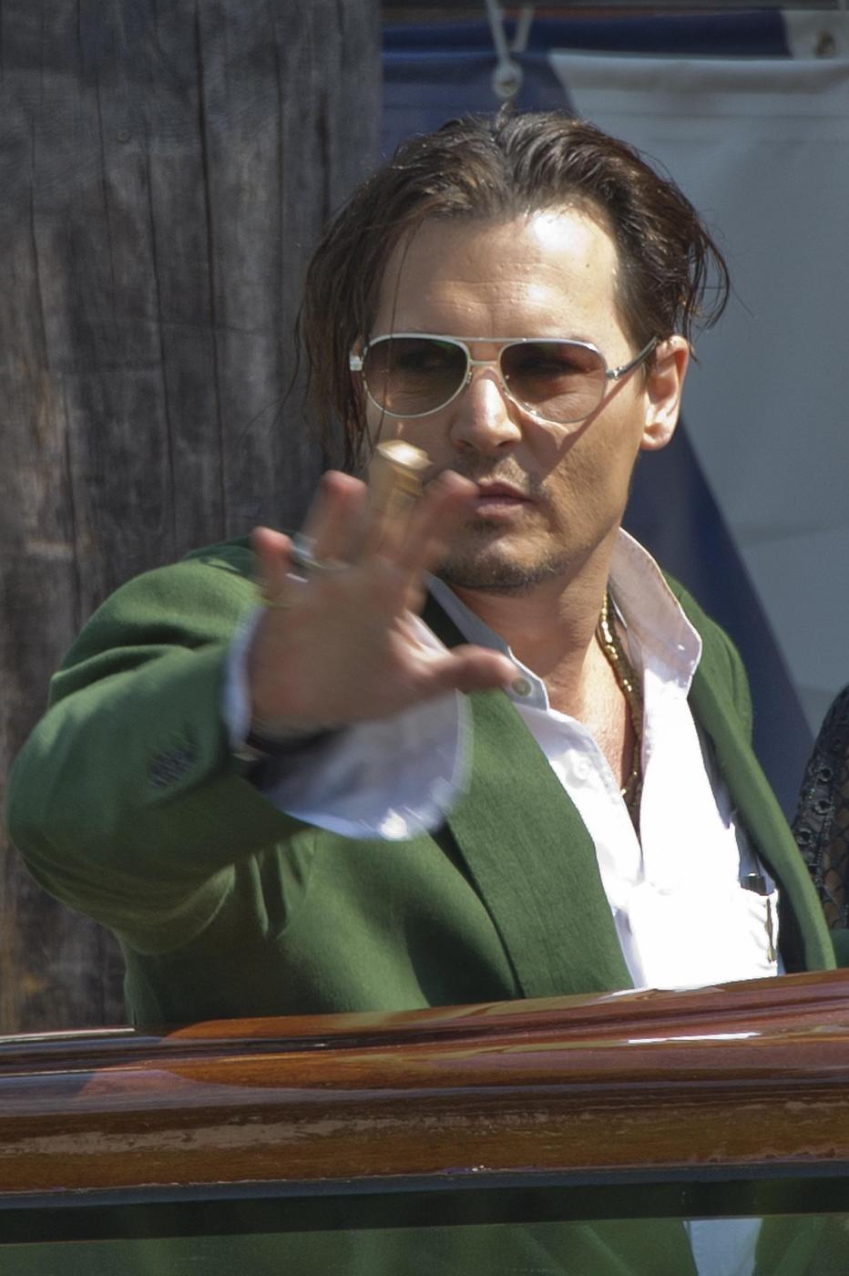 FOTO Johnny Depp alla Mostra di Venezia. Fan sviene