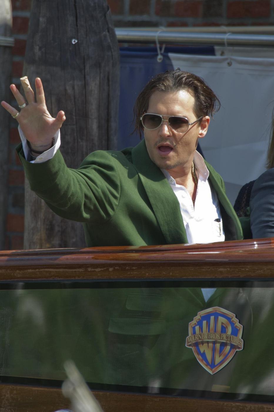 FOTO Johnny Depp alla Mostra di Venezia. Fan sviene