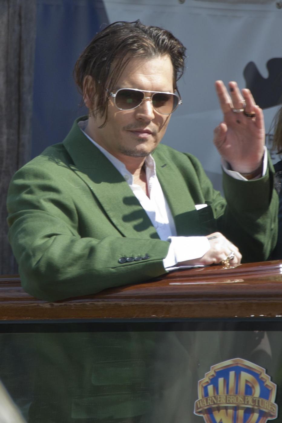 FOTO Johnny Depp alla Mostra di Venezia. Fan sviene