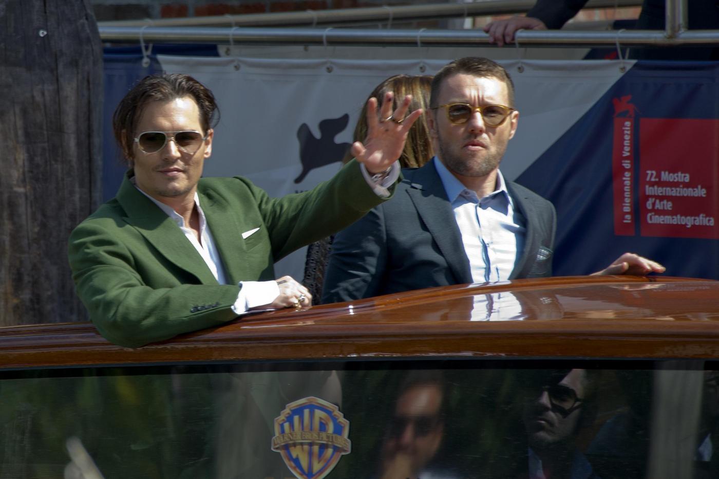 FOTO Johnny Depp alla Mostra di Venezia. Fan sviene