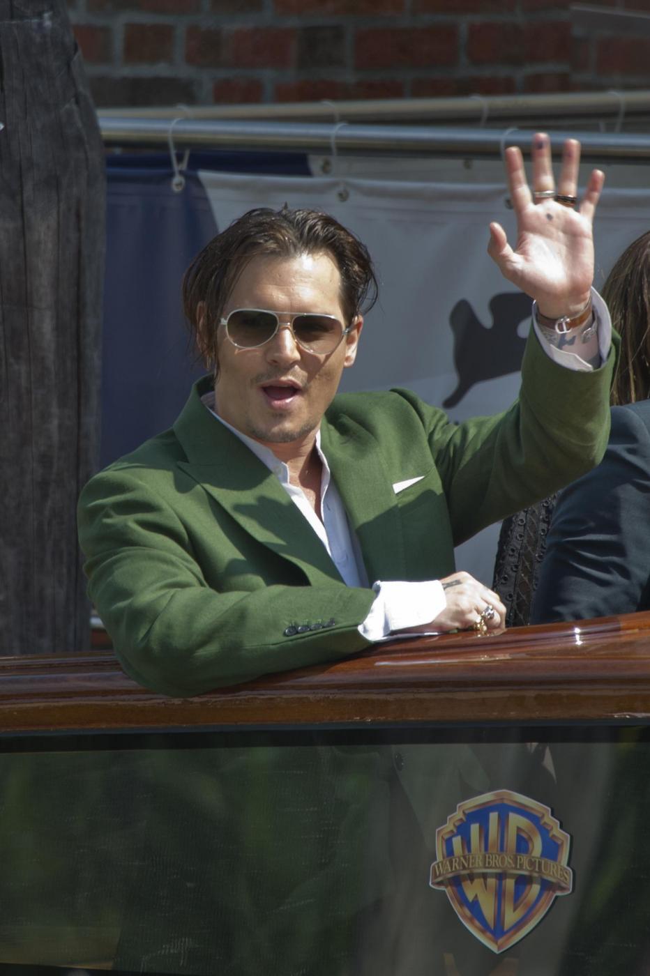 FOTO Johnny Depp alla Mostra di Venezia. Fan sviene