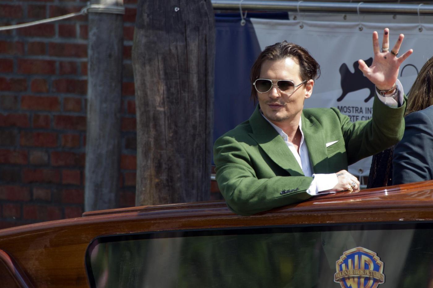 FOTO Johnny Depp alla Mostra di Venezia. Fan sviene