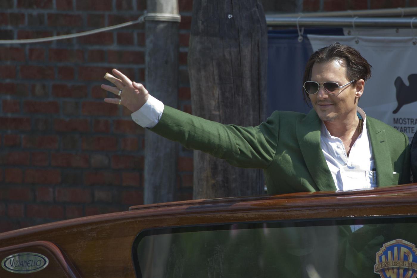 FOTO Johnny Depp alla Mostra di Venezia. Fan sviene