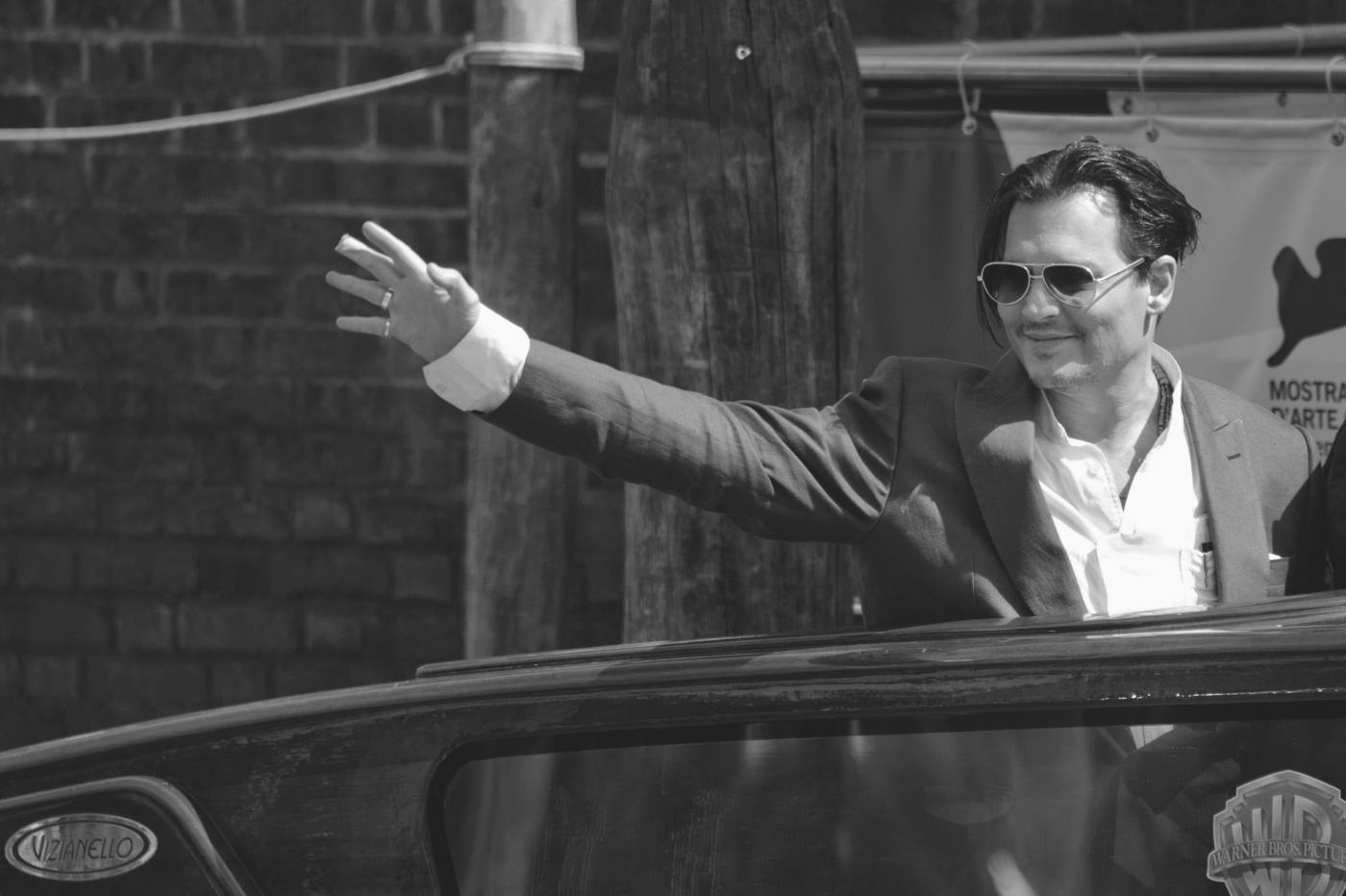 FOTO Johnny Depp alla Mostra di Venezia. Fan sviene