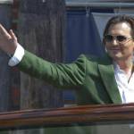 Johnny Depp alla Mostra del Cinema di Venezia. Fan sviene