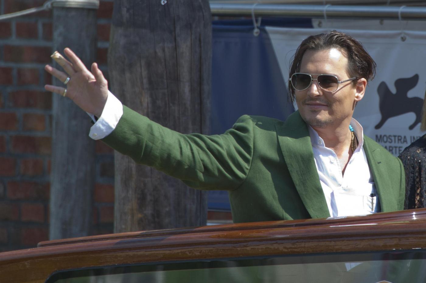 Johnny Depp alla Mostra del Cinema di Venezia. Fan sviene