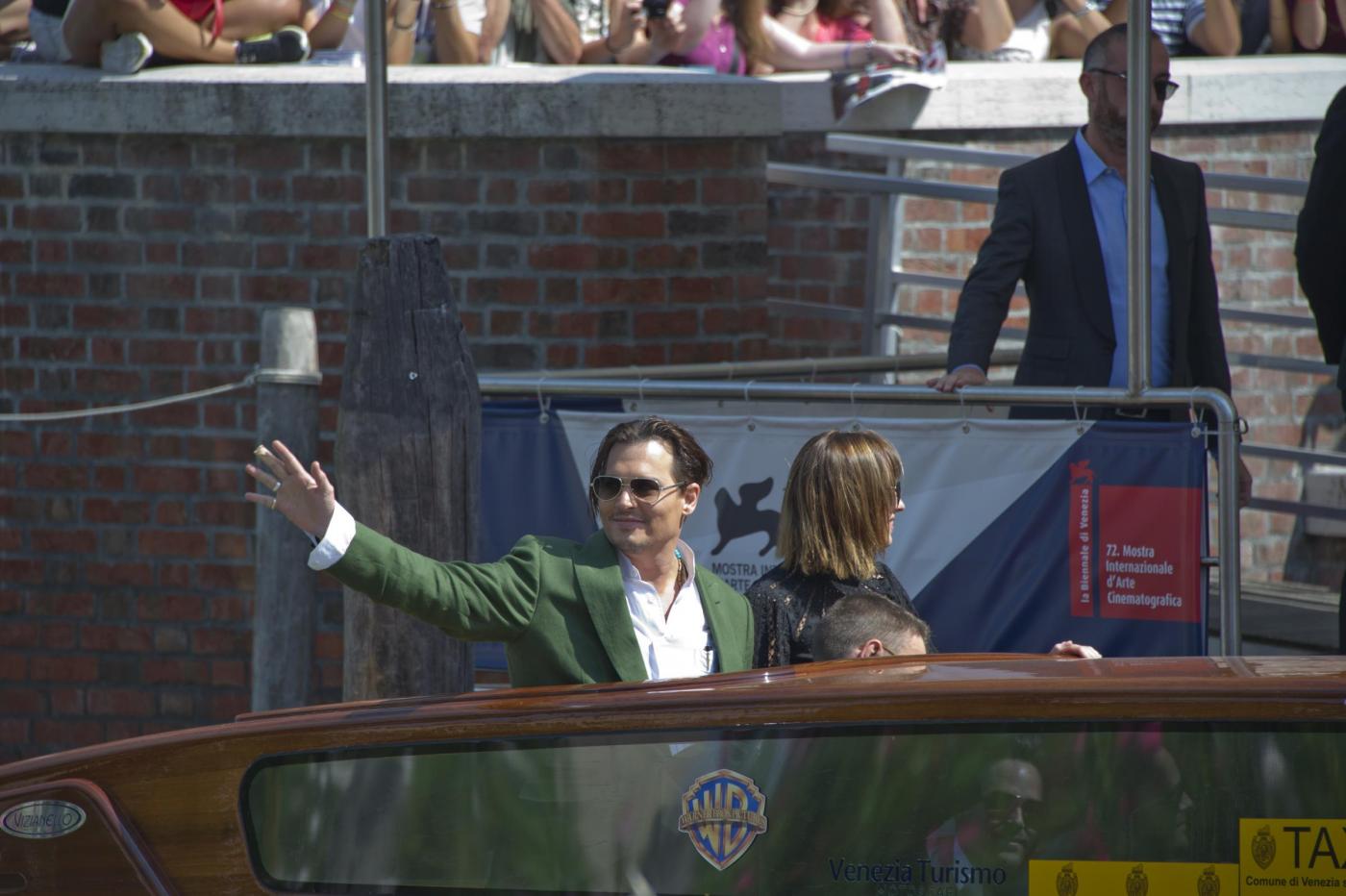 FOTO Johnny Depp alla Mostra di Venezia. Fan sviene