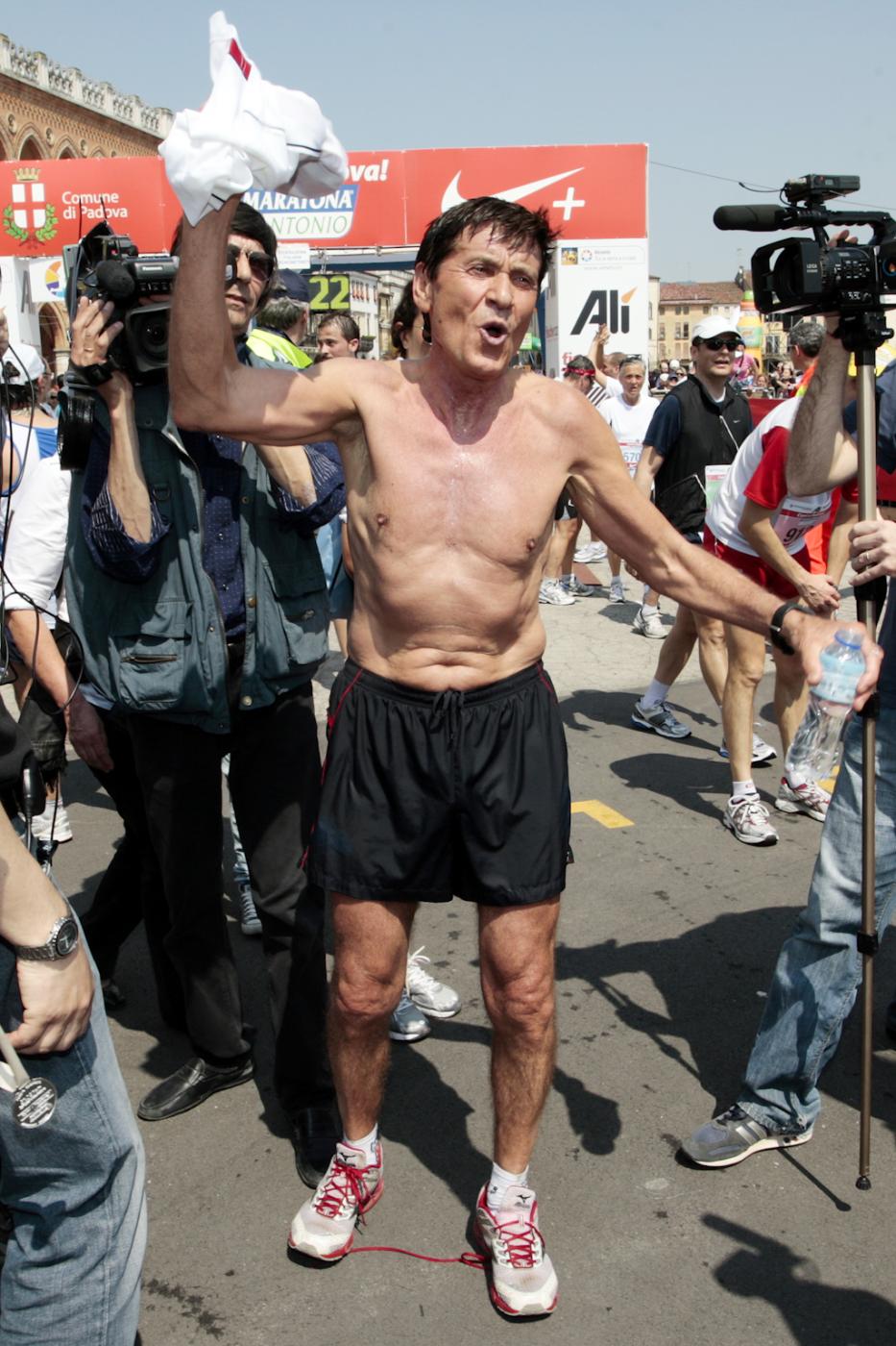 Gianni Morandi com'era e com'è: FOTO del cantante