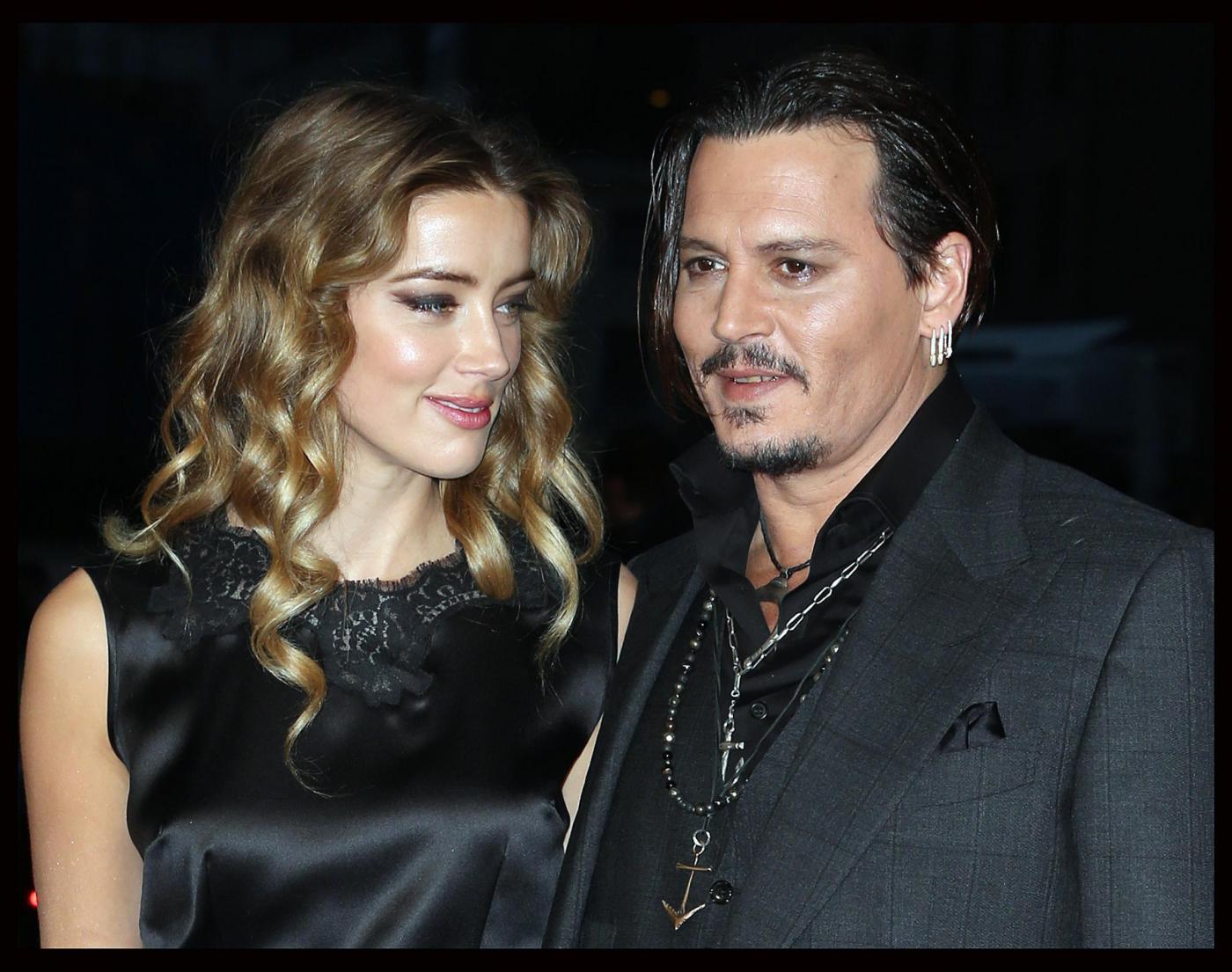 Johnny Depp ruba il microfono all'intervistatrice7