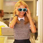 Paris Hilton in minigonna prova occhiali da sole01