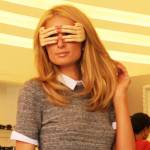 Paris Hilton in minigonna prova occhiali da sole05