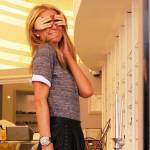 Paris Hilton in minigonna prova occhiali da sole03