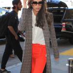 Victoria Beckham, cappotto grigio e pantaloni rossi acceso7