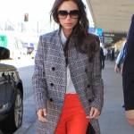 Victoria Beckham, cappotto grigio e pantaloni rossi acceso6