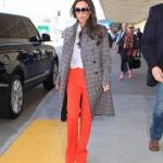 Victoria Beckham, cappotto grigio e pantaloni rossi acceso4