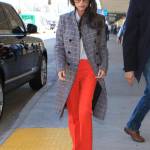 Victoria Beckham, cappotto grigio e pantaloni rossi acceso