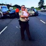 Poliziotto consola bimba dopo incidente, FOTO commuove web