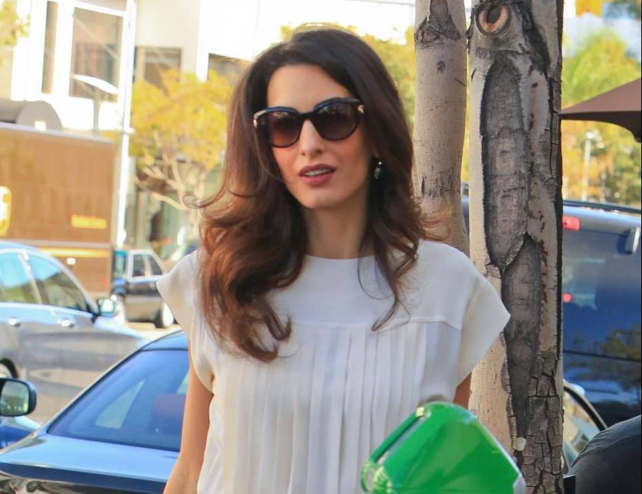 Amal Alamuddin Clooney: vestito bianco e sandali con tacco FOTO 11