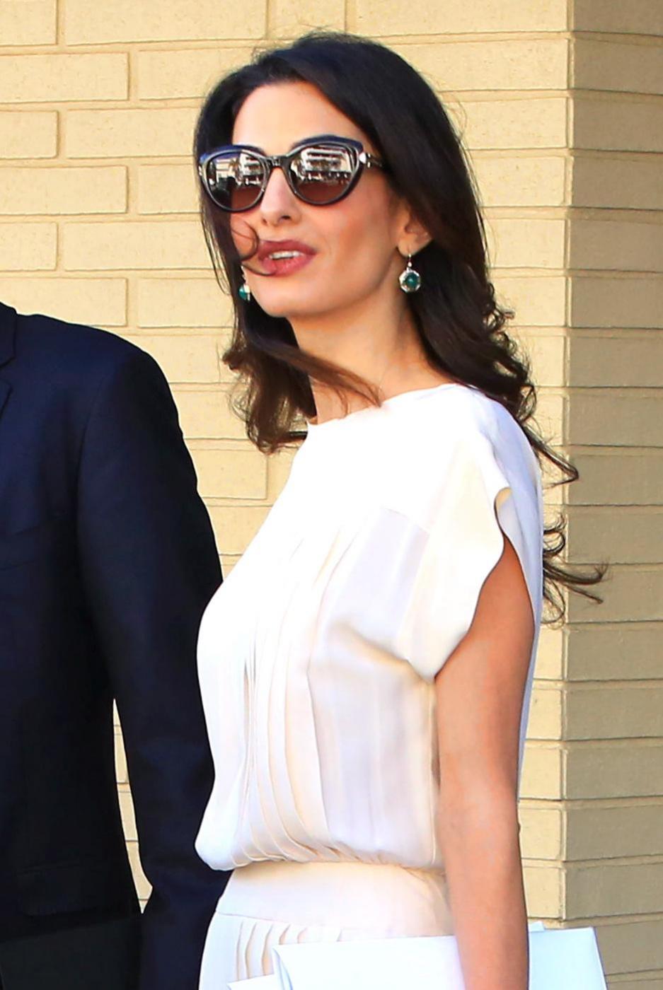 Amal Alamuddin Clooney: vestito bianco e sandali con tacco FOTO 16