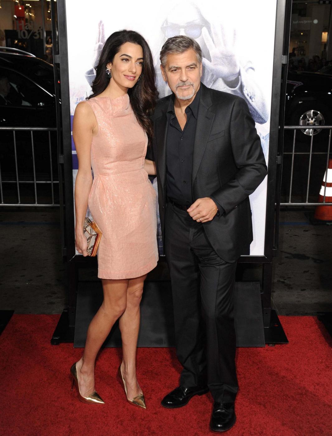 Amal Alamuddin Clooney, vestito rosa glitterato a Londra FOTO 16