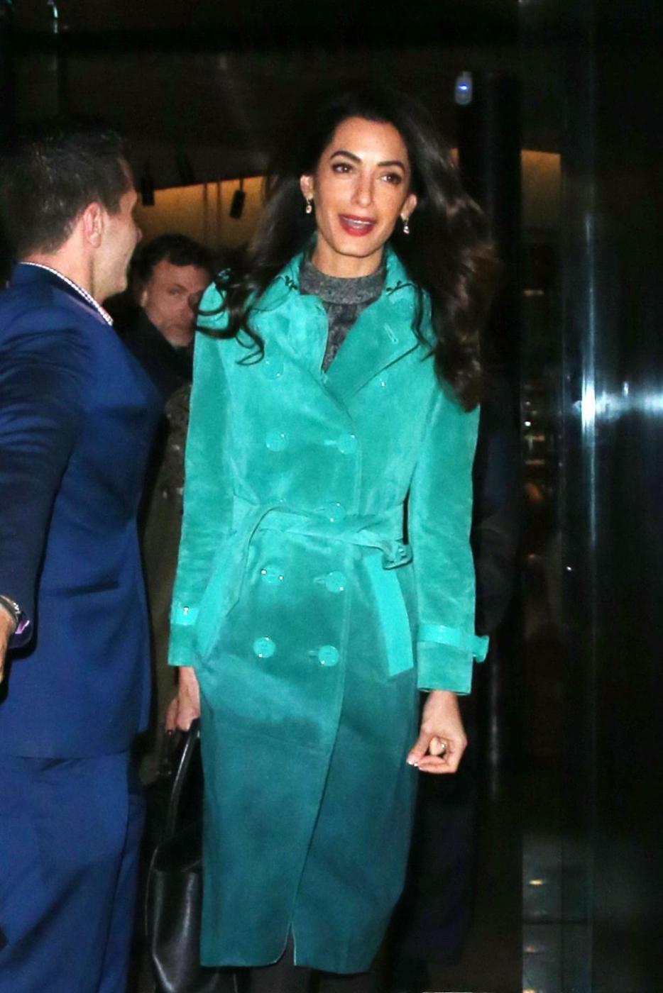 Amal Alamuddin Clooney, trench firmato Burberry a Londra FOTO 15