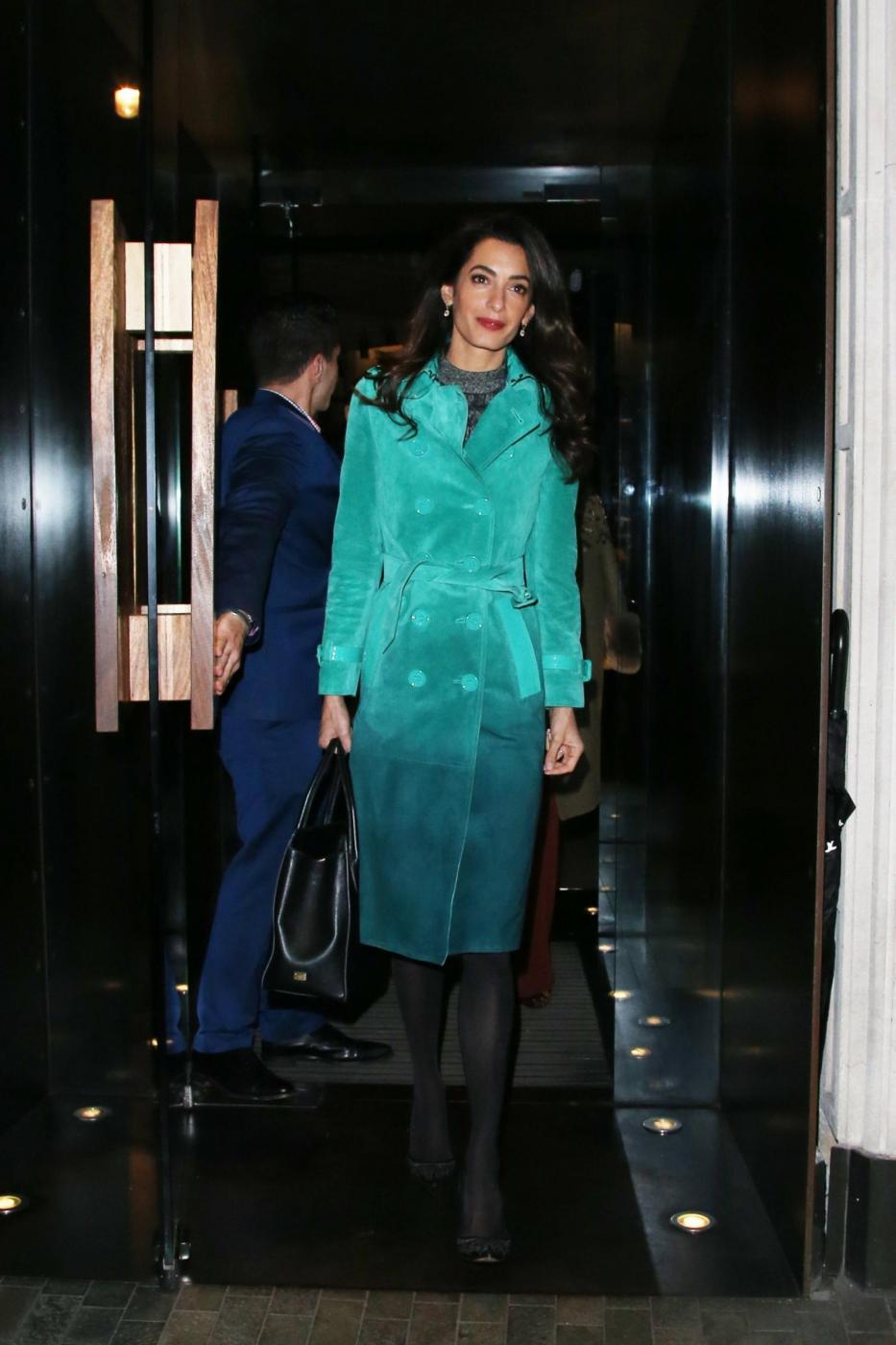 Amal Alamuddin Clooney, trench firmato Burberry a Londra FOTO 19