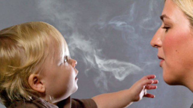 Fumo passivo nuoce ai denti dei bimbi: rischio carie in aumento