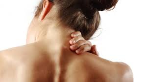 Cervicale, falsi miti e cure reali: yoga, capelli bagnati...