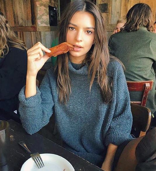 Emily Ratajkowski, altro che dieta...Mangia la pancetta FOTO 1