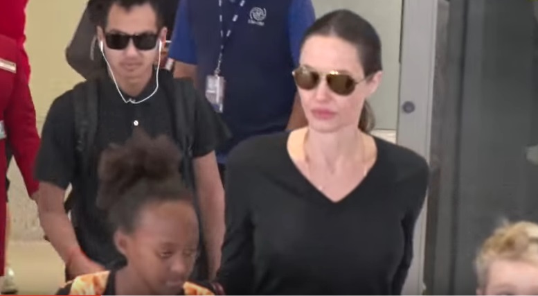 Angelina Jolie all'aeroporto con Maddox, Pax, Zahara e Shiloh