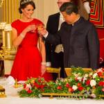 Kate Middleton con tiara e abito rosso alla cena di gala FOTO2