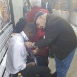 L'anziano che aiuta giovane a fare nodo cravatta. FOTO è virale