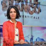 Caterina Balivo glamour con giacca a frange e tacchi FOTO