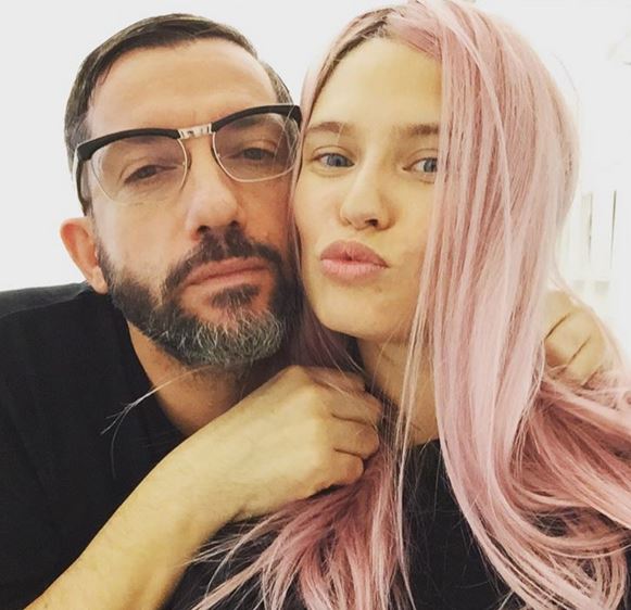 Bianca Balti con i capelli rosa: foto su Instagram