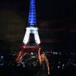 Celine Dion canta Edith Piaf per morti Parigi: pubblico piange2