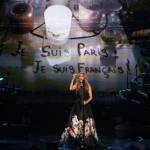 Celine Dion canta Edith Piaf per morti Parigi: pubblico piange