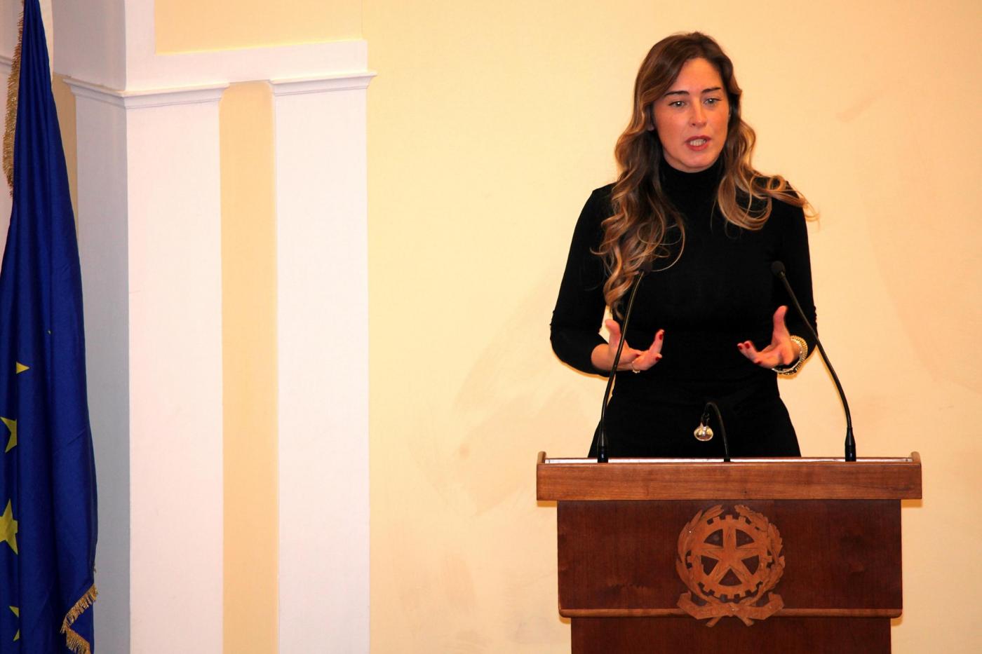 Maria Elena Boschi, total black e fianchi in vista FOTO