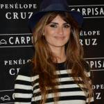Penélope Cruz chic a Milano: stivali alti e jeans3