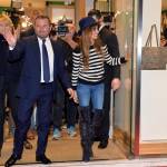 Penélope Cruz chic a Milano: stivali alti e jeans18