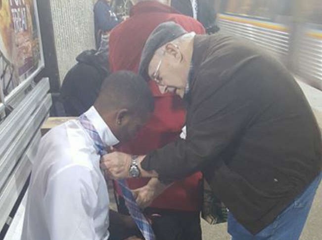 L'anziano che aiuta giovane a fare nodo cravatta. FOTO è virale2