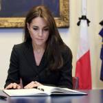 Kate Middleton firma le condoglianze per i morti di Parigi FOTO