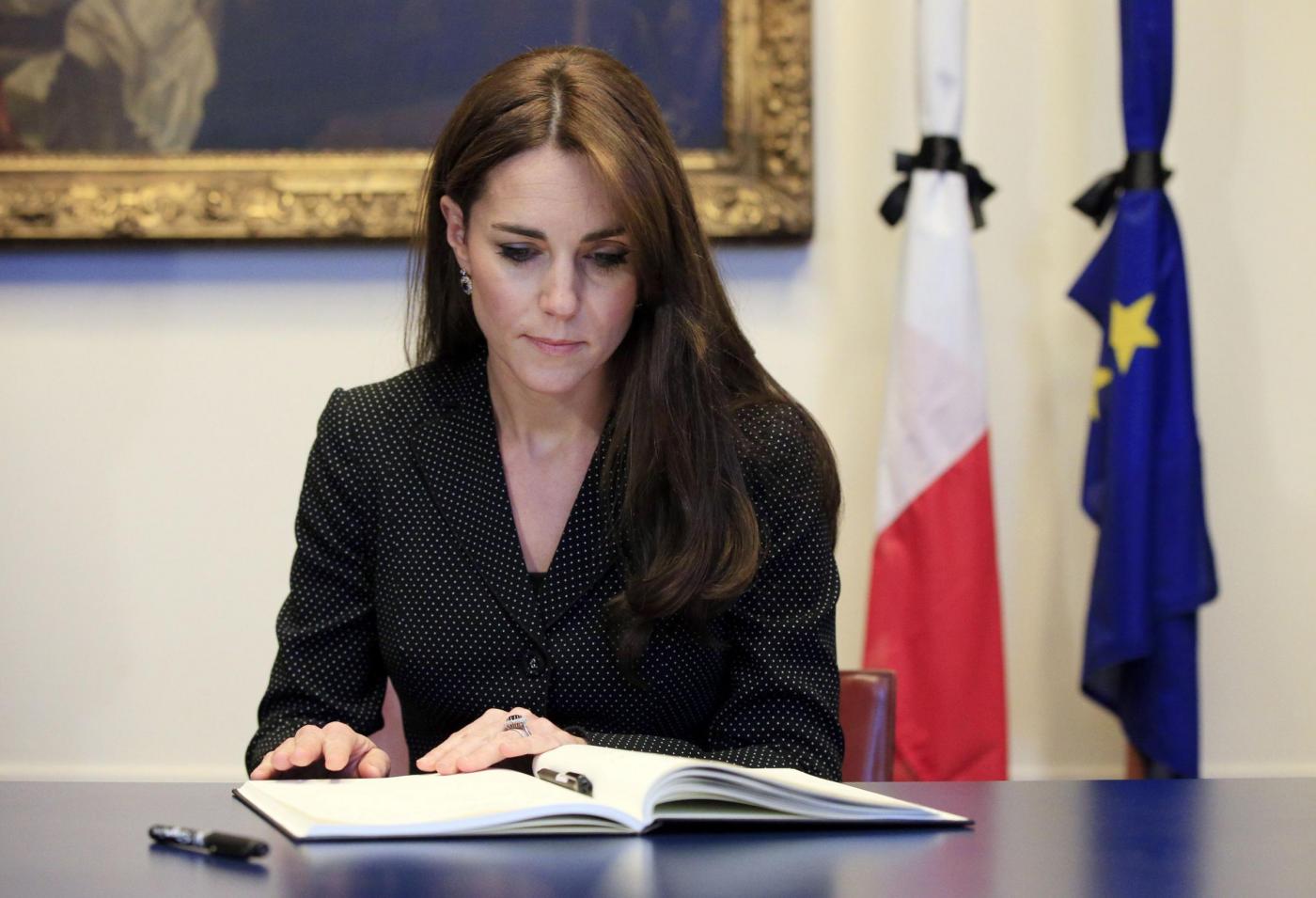 Kate Middleton firma le condoglianze per i morti di Parigi FOTO