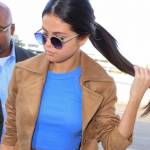 Selena Gomez: top e pancia scoperta all'aeroporto FOTO