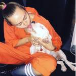 Miley Cyrus pomicia col suo nuovo cane FOTO Instagram3